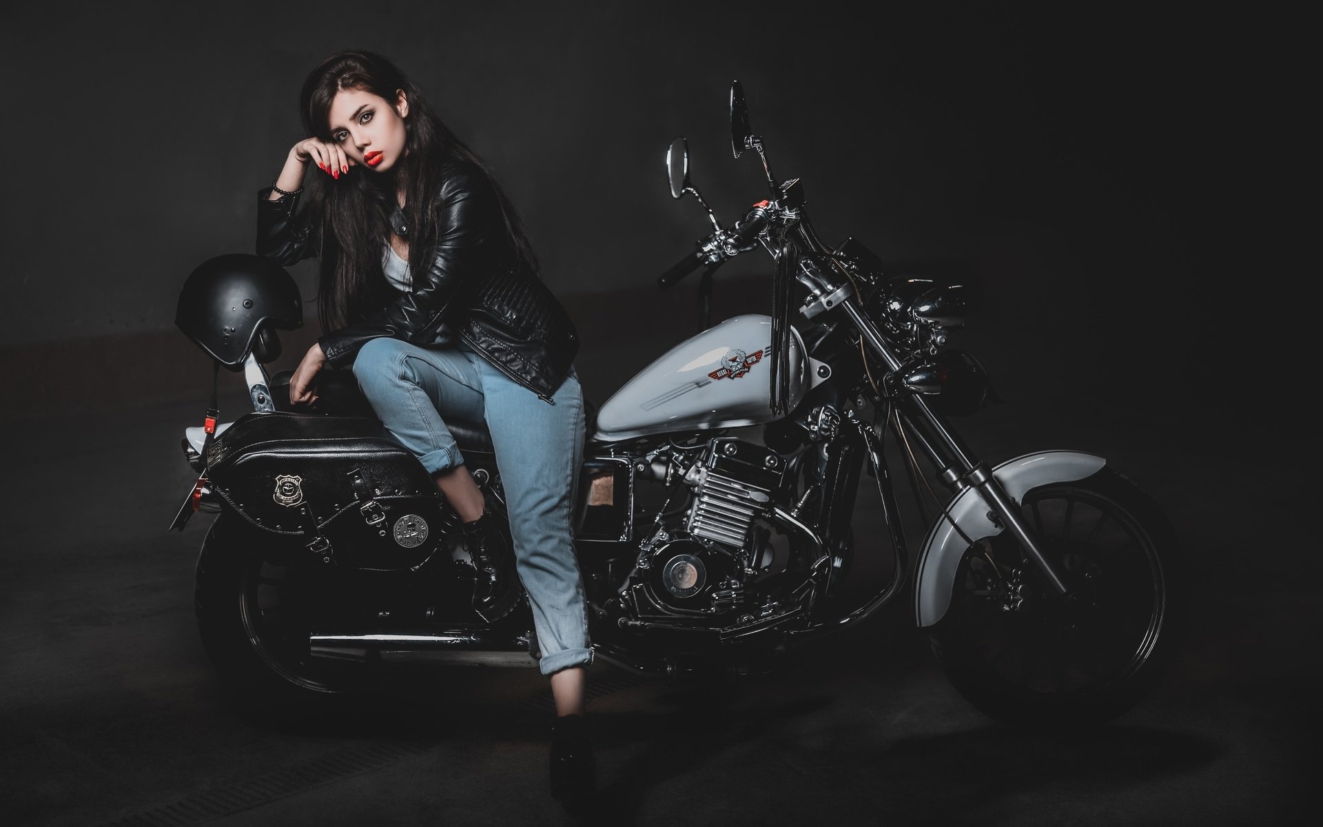 Biker girls: style and drive in Makati