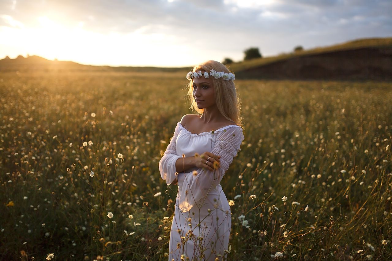 Girls in Slavic costumes in Makati